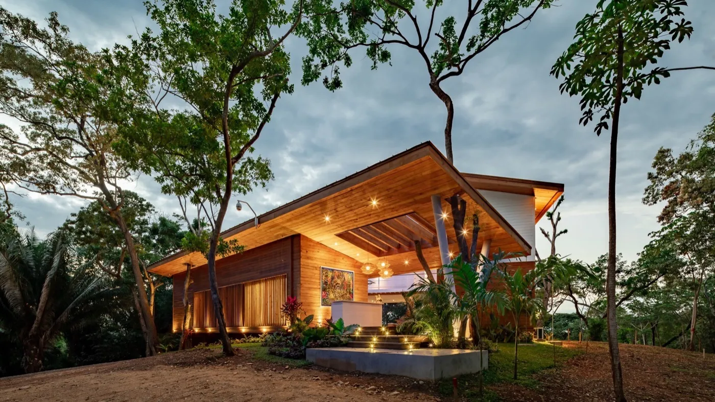 Arquitectura contemporánea dentro del ecosistema tropical de Próspera.